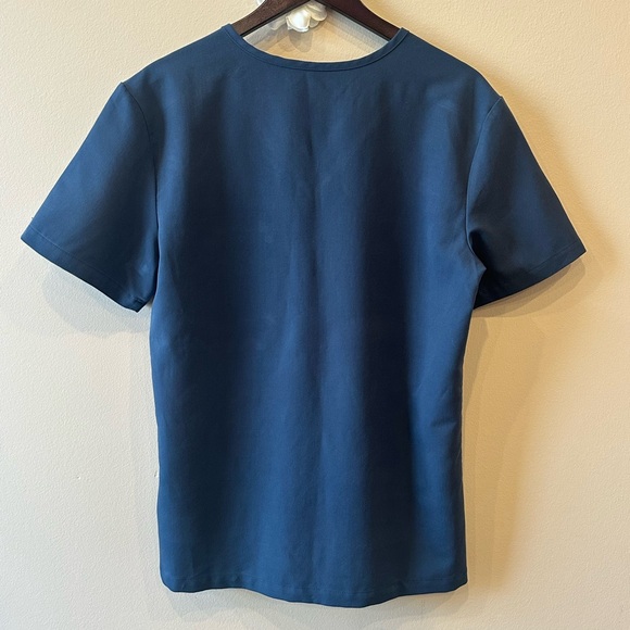 FIGS Men’s Leon Navy Blue Three Pocket Scrub Top Short Sleeve Size Small - Picture 5 of 7